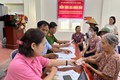 Nhân dân xã Bát Tràng phấn khởi khi đón nhận quà tặng nhân dịp Quốc khánh 2/9