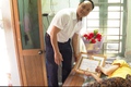 Đồng chí Phó Bí thư Thường trực Đảng ủy trao Huy hiệu 60 năm tuổi Đảng cho Đảng viên xã Minh Cường cũ