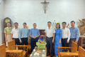 Lãnh đạo Đảng uỷ, UBND xã thăm, tặng quà Giáo xứ Đường Hồng
