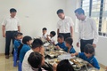 Phó Chủ tịch UBND xã Nguyễn Hồng Hải kiểm tra đột xuất công tác tổ chức bữa ăn bán trú tại trường Tiểu học Thanh Mai