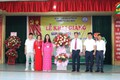 Đồng chí Hoàng Nguyên Ưng – Phó Bí thư Đảng ủy, Chủ tịch UBND xã chúc mừng thầy trò trường THCS Hòa Thạch và trường Tiểu học Hòa Thạch A nhân dịp khai giảng năm học mới
