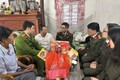 Công an xã Vân Đình thăm, tặng quà các hộ gia đình có hoàn cảnh đặc biệt khó khăn nhân dịp Tết Nguyên đán 2026