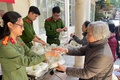 Đoàn viên thanh niên, Chi hội phụ nữ Công an xã Hoài Đức phối hợp cùng Đội Quản lý thị trường số 24 tổ chức phát “Suất cơm yêu thương - suất cơm không đồng” gửi tới người bệnh tại Bệnh viện Đa khoa Hoài Đức