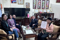 Cán bộ tới tận nhà hỗ trợ công dân cao tuổi hoàn thiện thủ tục hành chính tại phường Phú Lương