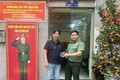 CÔNG AN PHƯỜNG LÁNG NHANH CHÓNG TRAO TRẢ TÀI SẢN BỊ ĐÁNH RƠI CHO DU KHÁCH NƯỚC NGOÀI.