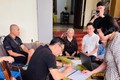 Phúc Thọ triển khai hỗ trợ giải quyết thủ tục hành chính tại nhà cho người dân yếu thế