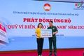UB MTTQ xã Kiều Phú trao số tiền 200 triệu đồng ủng hộ Quỹ 