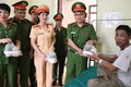 Cụm thi đua số 3 - Công an Hà Nội đã trao tặng suất cơm yêu thương cho bệnh nhân đang điều trị tại Bệnh viên đa khoa Hoài Đức