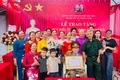 BAN THƯỜNG VỤ ĐẢNG UỶ XÃ PHÚC THỌ TRAO TẶNG HUY HIỆU 75 NĂM TUỔI ĐẢNG SỚM ĐỢT 19/5 TẠI NHÀ CHO ĐẢNG VIÊN