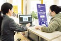 Hướng dẫn người dân làm thủ tục 