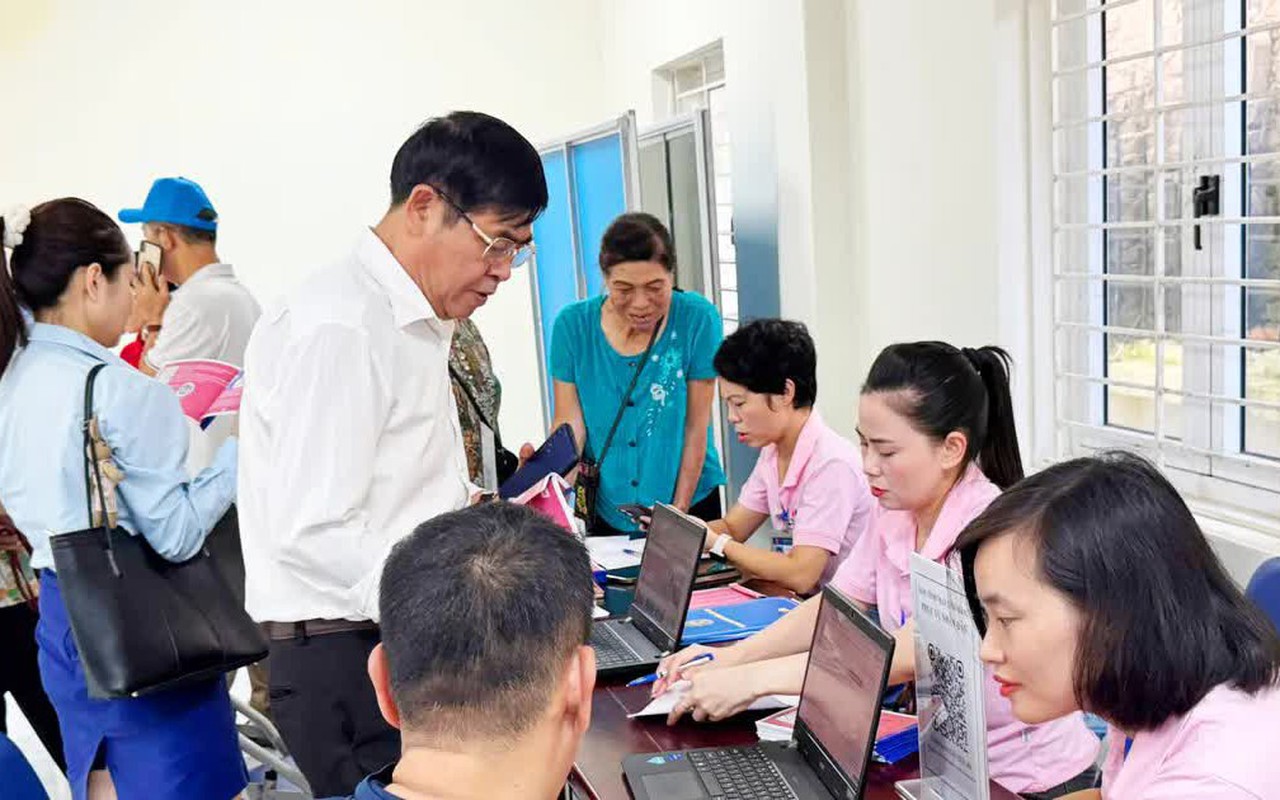 Phường Tây Tựu hỗ trợ, hướng dẫn người dân miễn phí kê khai, nộp hồ sơ TTHC