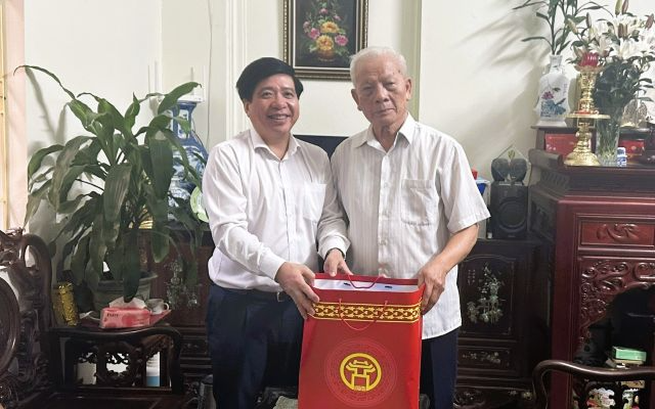 Đồng chí Nguyễn Hữu Tuyên - Bí thư Đảng ủy, Chủ tịch HĐND phường Tây Tựu thăm tặng quà người có công trên địa bàn