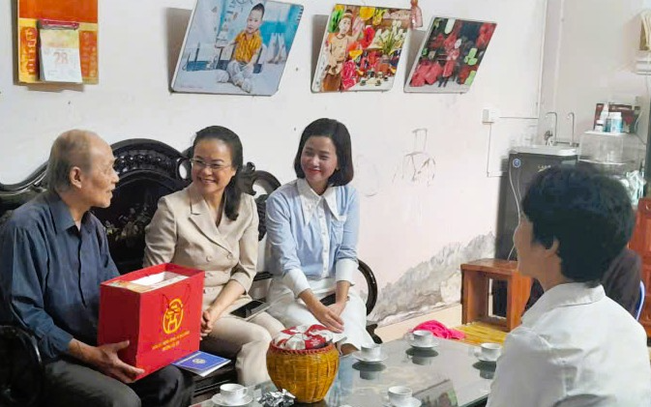 Lãnh đạo phường Tây Tựu thăm, tặng quà gia đình chính sách, người có công dịp Kỷ niệm 80 năm Quốc Khánh 02/9/1945 - 02/9/2025