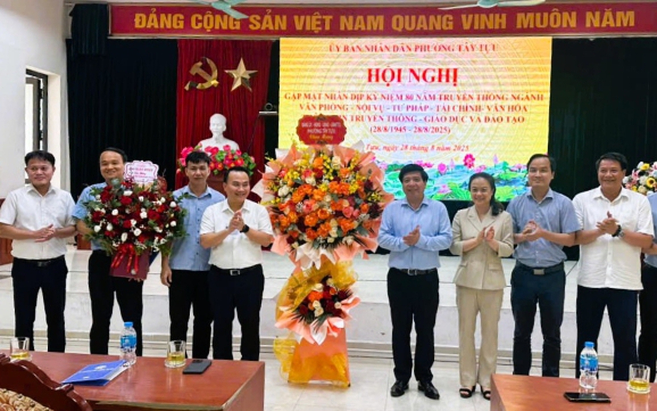 Phường Tây Tựu gặp mặt nhân dịp kỉ niệm 80 năm ngày truyền thống các ngành: Văn phòng, Văn hóa, Thông tin truyền thông, Tài chính, Tư pháp, Giáo dục và Đào tạo