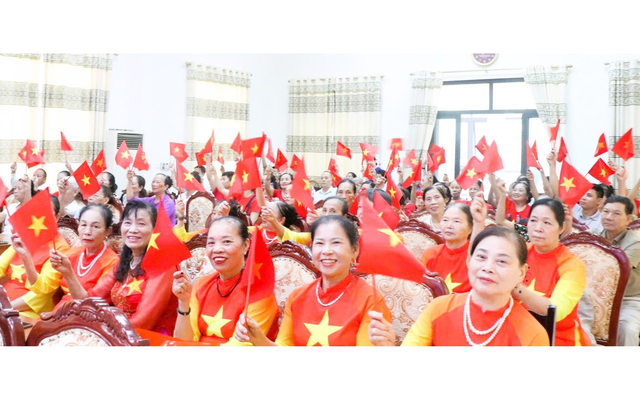 Nhân dân phường Tây Tựu phấn khởi, tự hào theo dõi truyền hình trực tiếp lễ kỷ niệm, diễu binh, diễu hành kỷ niệm 80 năm Quốc khánh 2/9