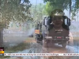 Huy động phương tiện đặc chủng của Lữ đoàn 86/Binh chủng hoá học phun khử khuẩn, phòng chống dịch bệnh trên địa bàn xã Trung Giã.