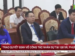 Trao quyết định về công tác nhân sự của xã Liên Minh