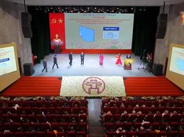 Các đồng chí lãnh đạo phường Cầu Giấy nhận Quyết định thành lập phường Cầu Giấy (mới) tại Lễ công bố Nghị quyết của Ủy ban thường vụ Quốc hội về sắp xếp các đơn vị hành chính cấp xã