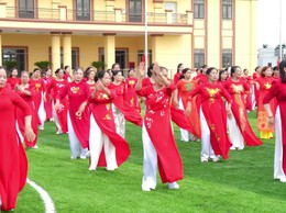 Phụ nữ Hạ Bằng đồng diễn dân vũ chào mừng Quốc khánh 2/9