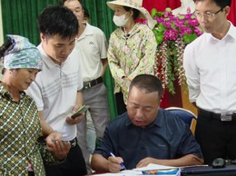 Niềm vui ngày hội trao quà tết độc lập tại xã Suối Hai