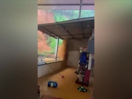 Đoàn công tác của Thành phố Hà Nội kiểm tra tình hình sạt lở tại xã Suối Hai sau cơn bão số 5. 