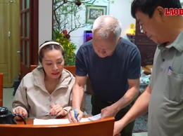 Đi từng ngõ, gõ cửa từng nhà phát thẻ cử tri bất kể ngày đêm