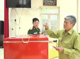 Cử tri xã Yên Xuân hồ hởi, phấn khởi, vui mừng đi bỏ phiểu bầu cử trong ngày hội của Non sông, Đất nước.. Cụ bà Đinh Thị Nhượng cử tri 102 tuổi chia sẻ 