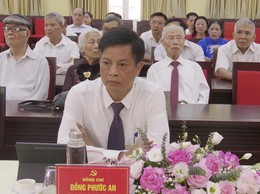 Hòa Lạc: Trang trọng Lễ trao tặng Huy hiệu 65, 60, 50, 45, 40 và 30 năm tuổi Đảng đợt 19/5/2026