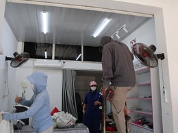 Người dân xã Phú Nghĩa khẩn trương tháo dỡ công trình để bàn giao mặt bằng thực hiện Dự án cải tạo, nâng cấp Quốc lộ 6 đoạn Ba La - Xuân Mai.