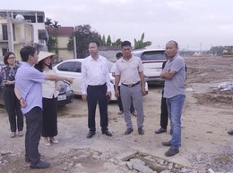 Lãnh đạo UBND xã Hòa Lạc kiểm tra thực địa công tác giải phóng mặt bằng Dự án đầu tư xây dựng tuyến đường cao tốc Đại lộ Thăng Long kéo dài