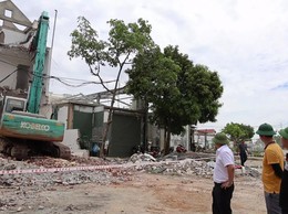 Tin truyền hình: Xã Phú Nghĩa huy động nhân lực, máy móc tập trung tháo dỡ công trình đẩy nhanh tiến độ bàn giao mặt bằng Dự án cải tạo, nâng cấp Quốc lộ 6 đoạn Ba La - Xuân Mai