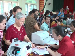 Tổ chức chi trả tiền bồi thường, hỗ trợ giải phóng mặt bằng cho các hộ gia đình, cá nhân có đất bị thu hồi để thực hiện Dự án Khu đô thị thể thao Quốc tế Hà Nội trên địa bàn thôn Kim Châu.
