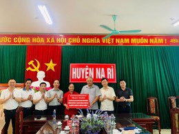 Hội Chữ thập đỏ phường Hoàng Liệt tặng quà cho học sinh có hoàn cảnh khó khăn tại Trường phổ thông dân tộc bán trú Tiểu học - THCS Kim Hỷ, huyện Na Rì