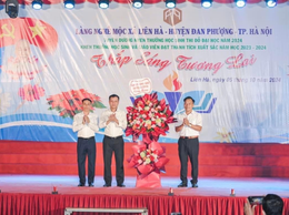 Làng nghề Mộc xã Liên Hà tuyên dương khen thưởng giáo viên, học sinh có thành tích cao và học sinh đỗ vào các trường Đại học.