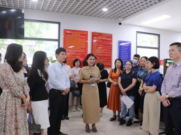 Gần 100 cán bộ, công chức đi thực tế về cải cách hành chính tại quận Tây Hồ