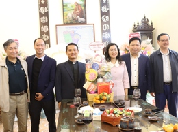 Ban Dân vận Thành ủy thăm, chúc mừng Giáo xứ Chuyên Mỹ