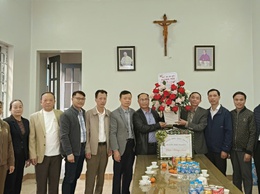 Đảng uỷ- HĐND- UBND- UBMTTQ xã Phúc Tiến tặng quà giáo họ Cổ Chế nhân dịp Lễ Giáng sinh năm 2024