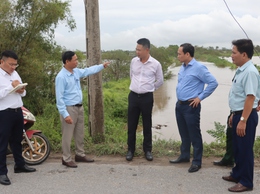 Các đồng chí lãnh đạo huyện đề nghị các địa phương triển khai phương án di dời các hộ dân trong khu vực ngập lụt