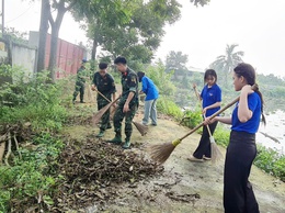 Dọn vệ sinh môi trường một số khu vực trên địa bàn xã sau cơn bão số 3