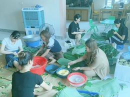 Cô giáo Vương Thị Thu Hường - Giáo viên trường mầm non Hoa Sơn chung tay, đồng lòng hướng về vùng báo lũ