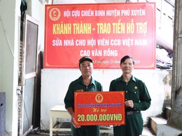 Hội CCB huyện trao tiền hỗ trợ sửa nhà cho gia đình Cựu chiến binh Cao Văn Rồng ở thôn Nội xã Châu Can