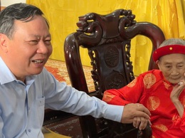 Phó Bí thư Thành ủy Nguyễn Văn Phong thăm tặng quà Mẹ Việt Nam anh hùng Nguyễn Thị Lân nhân dịp kỷ niệm 70 năm ngày giải phóng thủ đô (10/10/1954 – 10/10/2024).