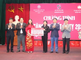 650 suất quà tết được trao tới các đối tượng chính sách, đoàn viên công đoàn, người dân có hoàn cảnh khó khăn trên địa bàn huyện