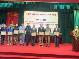 THỊ TRẤN VÂN ĐÌNH KHEN THƯỞNG TRÊN 40 TẬP THỂ, CÁ NHÂN TRONG PHONG TRÀO THI ĐUA YÊU NƯỚC NĂM 2024