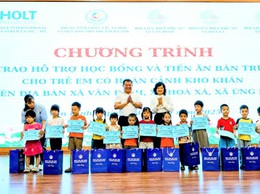 Trao hỗ trợ tiền ăn bán trú và học bổng cho 245 trẻ em có hoàn cảnh khó khăn trên địa bàn 5 xã