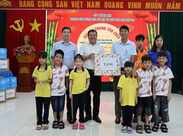 Tặng quà cho trẻ em Trung tâm Chăm sóc người khuyết tật Hà Nội nhân dịp Tết Trung Thu