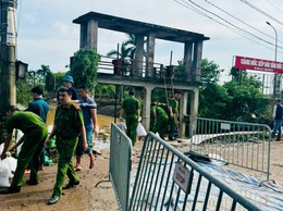 Công an xã Nam Phù phối hợp đắp chống tràn tại cống Tân Bồi 3, đảm bảo an toàn cho Nhân dân