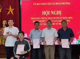 24 hộ dân xã Đoài Phương được trao giấy chứng nhận quyền sử dụng đất