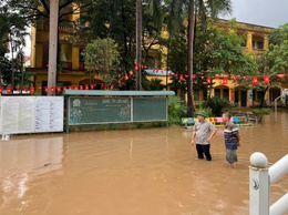 Lãnh đạo phường Tây Tựu chỉ đạo khẩn trưởng khắc phục ngập úng do ảnh hưởng bão số 10