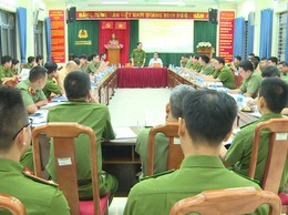 Đoàn công tác Công an thành phố Hà Nội làm việc với Công an xã Phúc Lộc về kết quả sau hơn 2 tháng thực hiện nhiệm vụ trên các mặt công tác